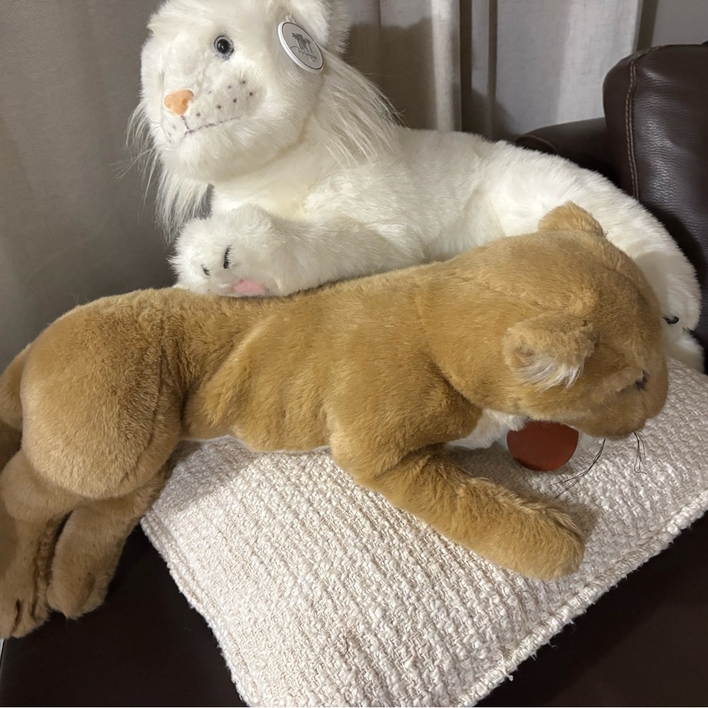 Lioness and white tiger vintage 1988